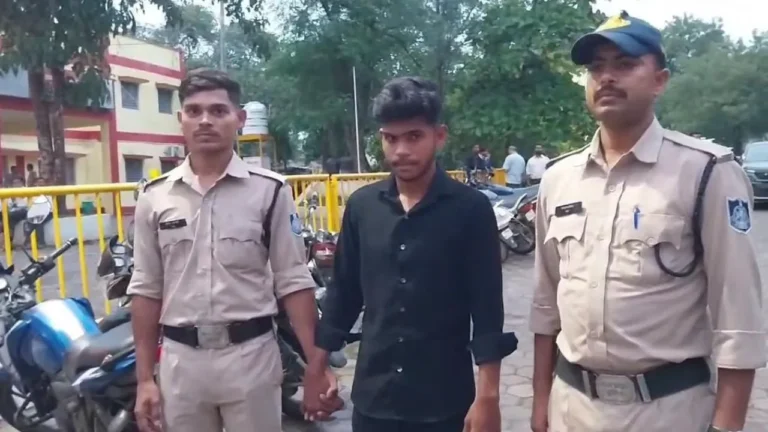 कॉलेज में एडमिशन कराने पहुंची छात्रा से छेड़छाड़ का आरोप, युवक पर जबरन धर्म परिवर्तन का दबाव बनाने का भी दावा