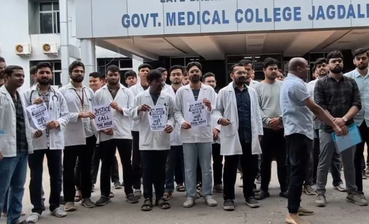 इलाज छोड़ सड़क पर उतरे इंटर्न डॉक्टर, एक मांग को लेकर बढ़ा विरोध, मेडिकल कॉलेज की व्यवस्था पर पड़ा असर