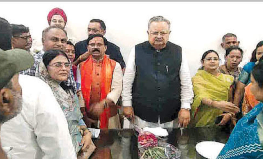 डोंगरगढ़ भाजपा मंडल भंग होने पर बढ़ा विरोध, सैकड़ों कार्यकर्ताओं ने डॉ. रमन सिंह से की मुलाकात