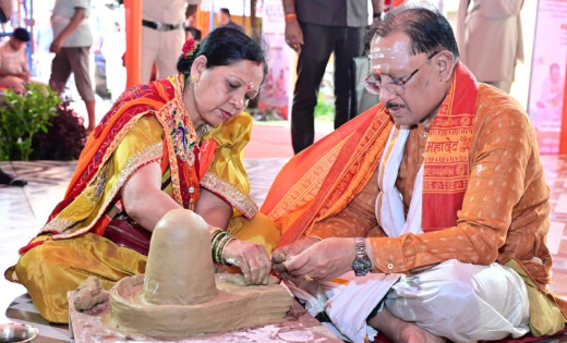 सावन माह के तीसरे सोमवार और नागपंचमी पर सीएम साय ने पत्नी संग किया फलेश्वरनाथ महादेव मंदिर में पूजा-अर्चना