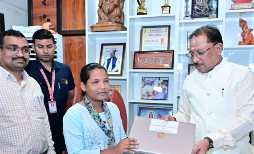 दृष्टिबाधा नहीं बनी बाधा, जयमंती के सपनों को मिली डिजिटल उड़ान, मुख्यमंत्री ने भेंट किया लैपटॉप