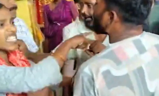 मंदिर परिसर में विवाद के बाद भाजपा नेत्री पर बड़ी कार्रवाई, युवक को चप्पल से पीटने का वीडियो वायरल; संगठन ने जांच तक पद से हटाया