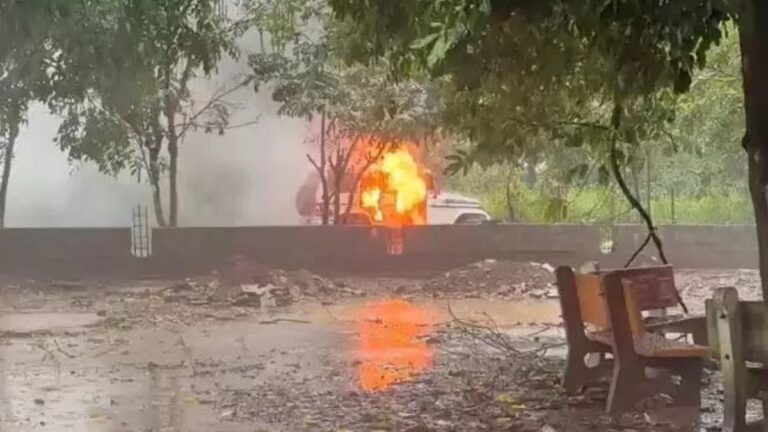 सुकमा में चलती पुलिस वाहन में अचानक लगी आग, समय रहते बाहर निकले जवानों से टला बड़ा हादसा