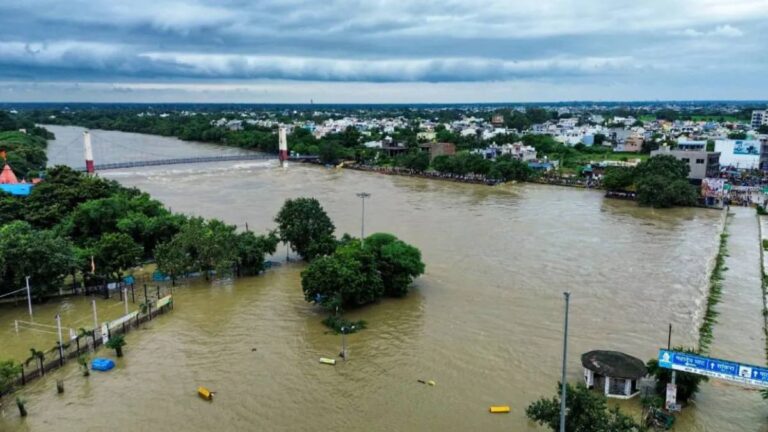 छत्तीसगढ़ में बारिश का कहर, रायपुर से बस्तर तक बाढ़ जैसे हालात ने बढ़ाई मुश्किलें
