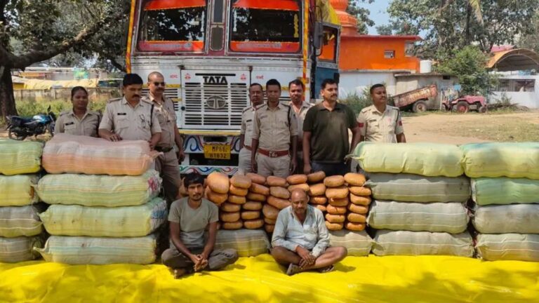 ट्रक से 735 किलो से ज्यादा गांजा बरामद, 1.13 करोड़ की संपत्ति जब्त, यूपी और झारखंड के दो आरोपी गिरफ्तार