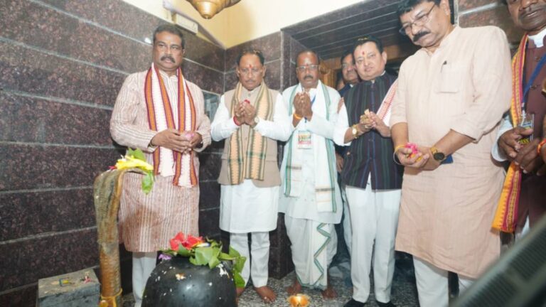 मुख्यमंत्री विष्णु देव साय ने रामचंडी मंदिर में पूजा-अर्चना कर प्रदेश की खुशहाली एवं सुख-समृद्धि की कामना की