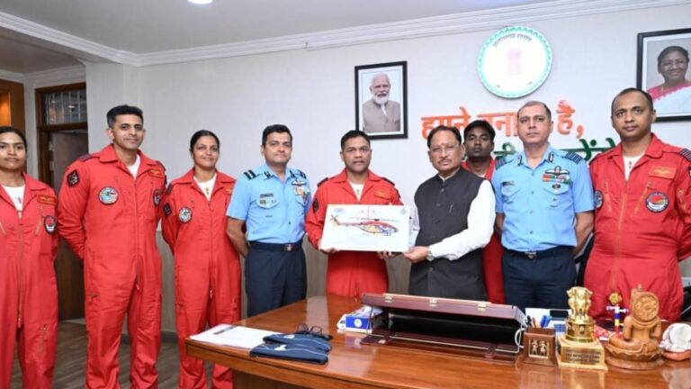 मुख्यमंत्री विष्णु देव साय से भारतीय वायु सेना की सारंग हेलीकॉप्टर डिस्प्ले टीम ने की सौजन्य मुलाकात