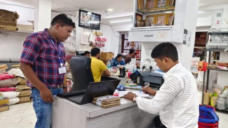 त्योहारी सीजन में मिलावट पर खाद्य विभाग सख्त, गोलबाजार में चांदी वर्क विक्रेताओं के प्रतिष्ठानों पर छापेमारी