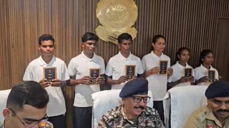 बीजापुर में 35 लाख के इनामी 6 माओवादियों ने किया आत्मसमर्पण, ओडिशा में सक्रिय कैडर भी शामिल