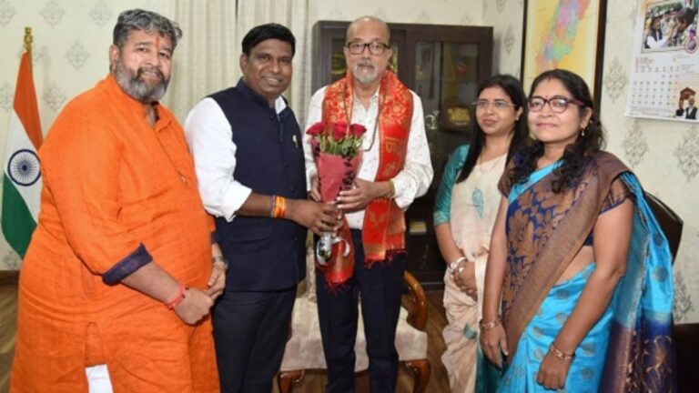 राज्यपाल डेका से कामधेनु विश्वविद्यालय के कार्य परिषद सदस्यों ने की भेंट